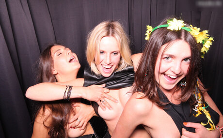 Photobox Flashes OnlyFans Nacktbilder