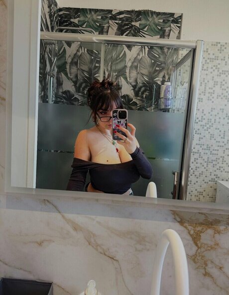 Rebekadervishi Leaked OnlyFans Bilder