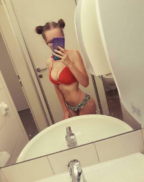 Blue mogli OnlyFans nackte Brüste