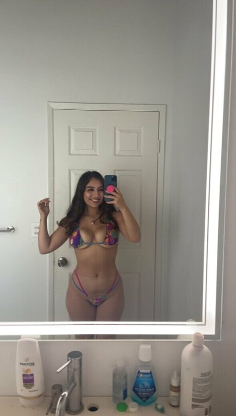 Farah Asteri Nackt auf OnlyFans