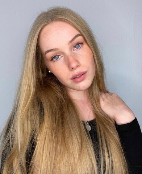 Nadine von relaxASMR OnlyFans