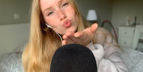 Nadine von relaxASMR Oben ohne OnlyFans