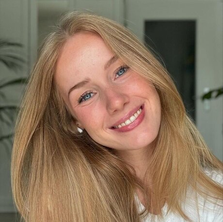 Nadine von relaxASMR Only ...