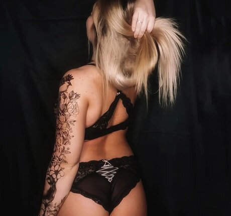 Nicole Miss opel OnlyFans Model Bilder