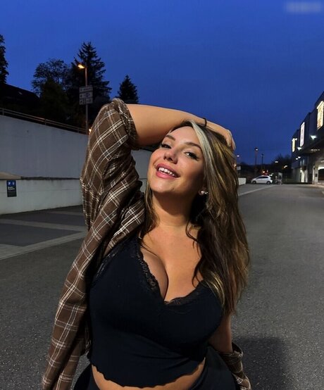 Lara Marie v__ OnlyFans-Bilder