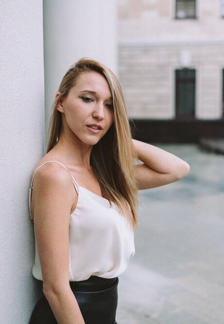 Natalie Avo_ Model OnlyFans Foto