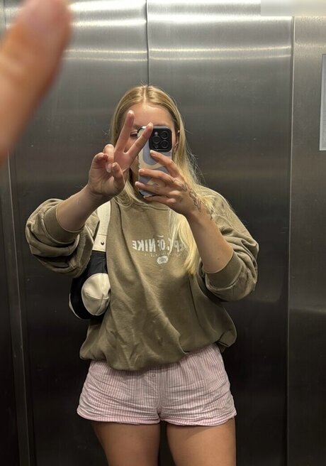 große titten gothic onlyfans Kunstakt Bild