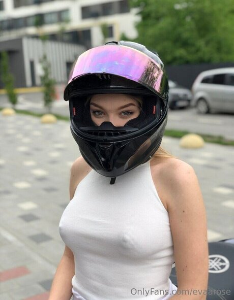 Evaarose Brüste OnlyFans