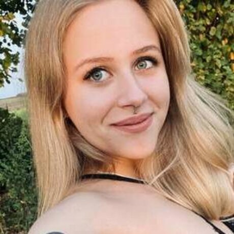 Luna Zuhause Brüste OnlyFans