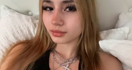 Emilykr0pp Model OnlyFans Foto