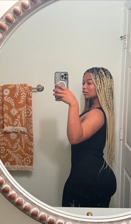 Itzmelanin Brüste OnlyFans