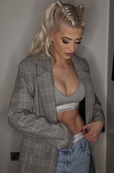 Danielle Harold Nacktbilder auf OnlyFans