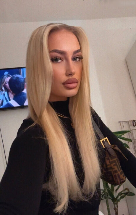 Wer ist sie_ OnlyFans Brüste Bild