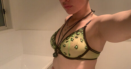 a very2 2 OnlyFans Pornografie