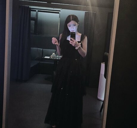 suyeoniiii_ OnlyFans Striptease