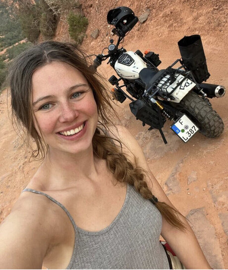 Affe auf Bike Nacktbilder von OnlyFans geleakt