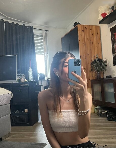 Elenafee OnlyFans nackte Brüste