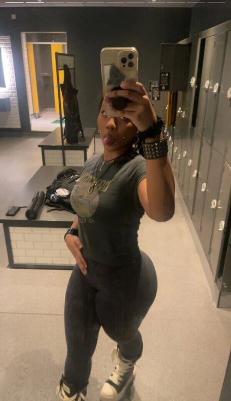 goldenbihxo OnlyFans Striptease