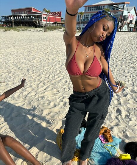 Alicia Adams OnlyFans gratis