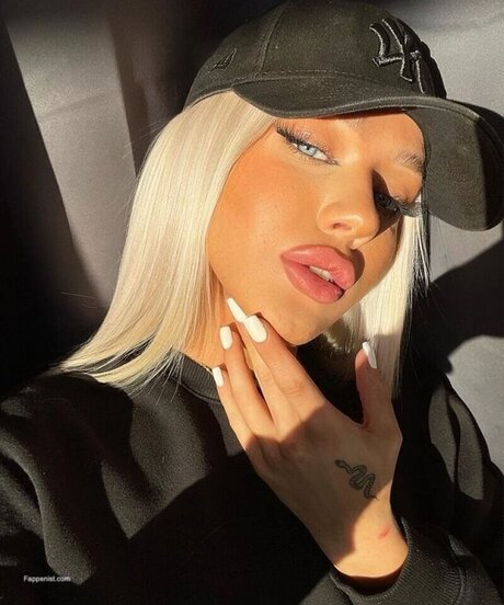 Elaine Victoria OnlyFans