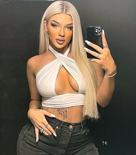 Elaine Victoria Oben ohne OnlyFans