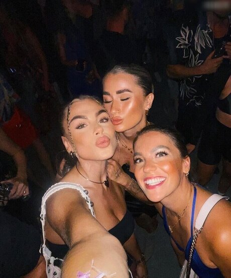 Lenaknk OnlyFans Striptease