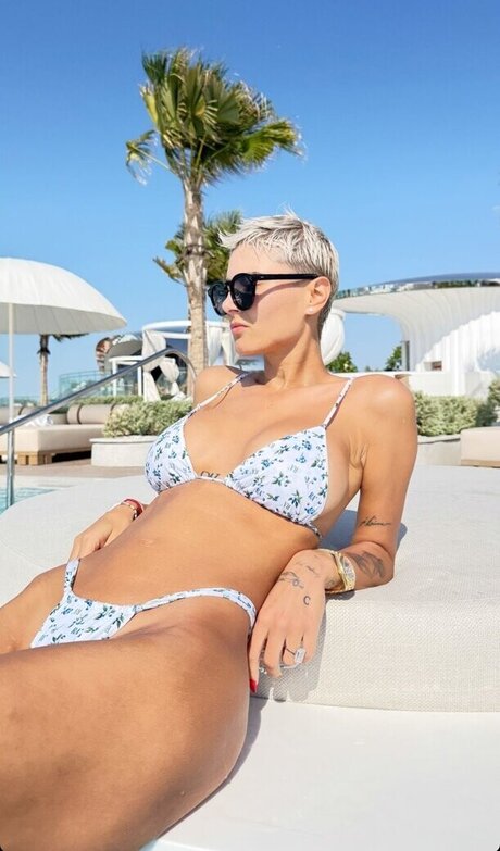 vollbusige solo-onlyfans Kunstporno Bild