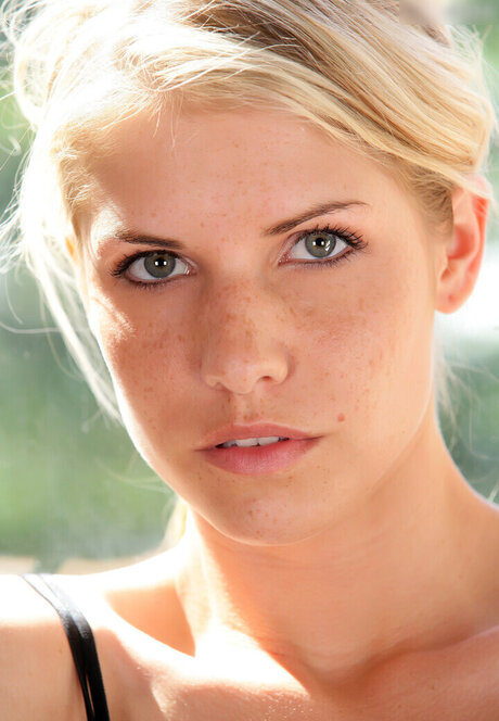 teen brille onlyfans Kunstakt Shot