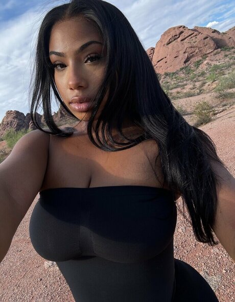 ayisha mia OnlyFans nackt