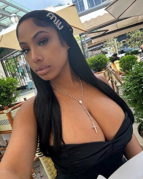 ayisha mia Nacktbilder geleakt OnlyFans