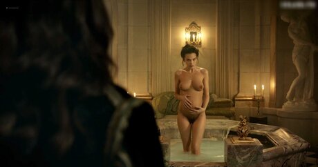 Versailles Fernsehserie_ Model OnlyFans Foto