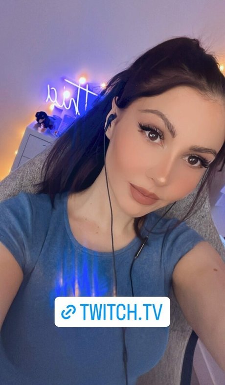 Aliythia Oben ohne OnlyFans