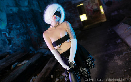 winzige asiatische onlyfans Kunstakt Bilder