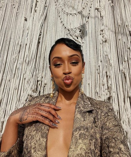 Liza Koshy OnlyFans-Fotos