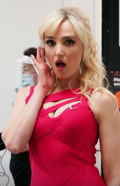 Chloe Fineman OnlyFans Striptease