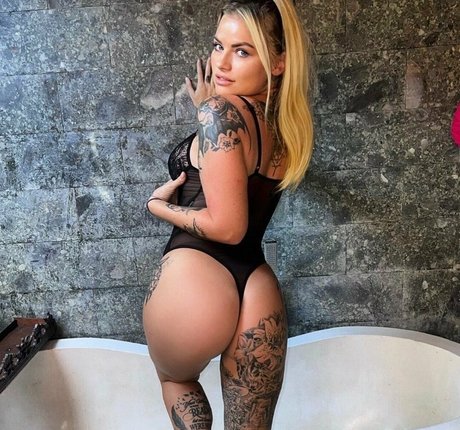 Bella Cox OnlyFans Striptease