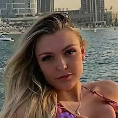 MillieT25 OnlyFans Striptease