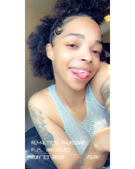 Royalty_ Nacktbilder von OnlyFans geleakt