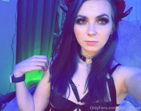 Lilykushfree OnlyFans nackte Brüste
