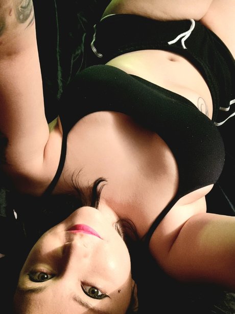 Lilith Lowe OnlyFans Bilder geleakt