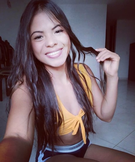 lolayen OnlyFans Striptease