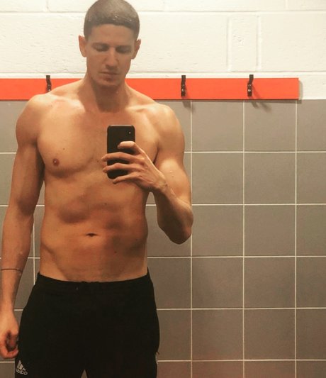 Mikehugecock NurlyFans-Brüste