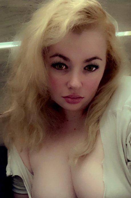 Nicole Tesla OnlyFans schlank