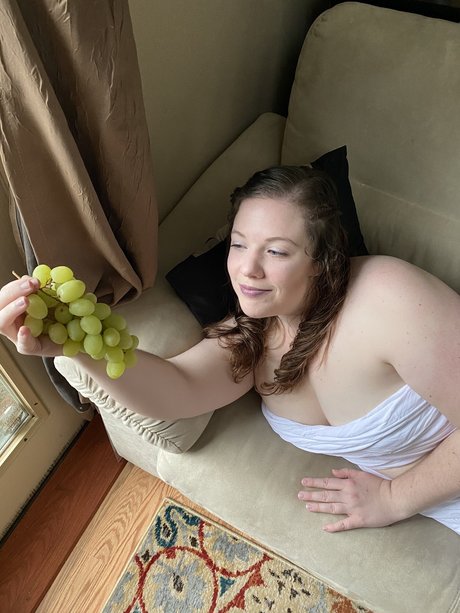 Nerdy girl next door OnlyFans Inhalte