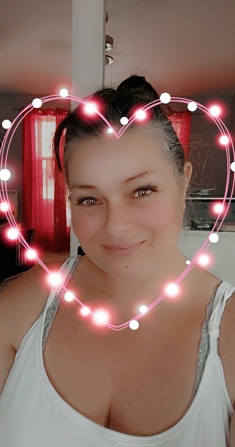 Natacha Bond Strip OnlyFans