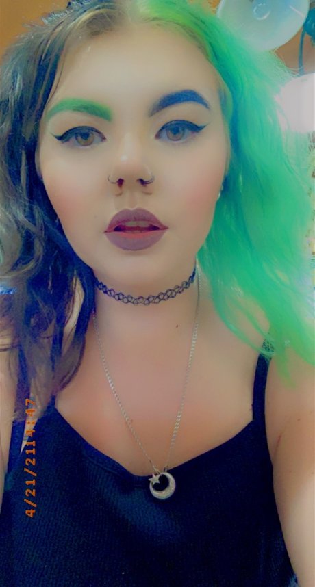 Nancy May OnlyFans Model Bilder