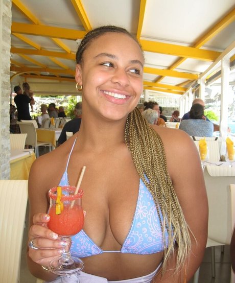 Nia Siux OnlyFans nackte Brüste