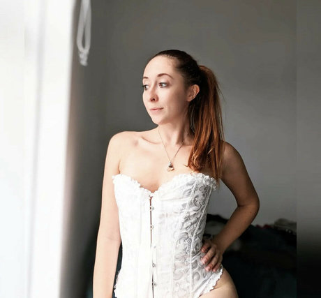 Ellie Hayden Oben ohne OnlyFans