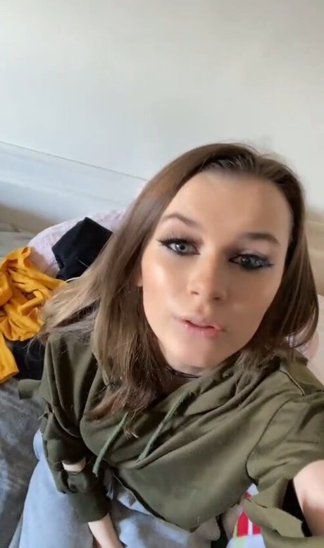 izassassin OnlyFans Lesbisch