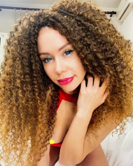 mianaughtygirl OnlyFans Striptease